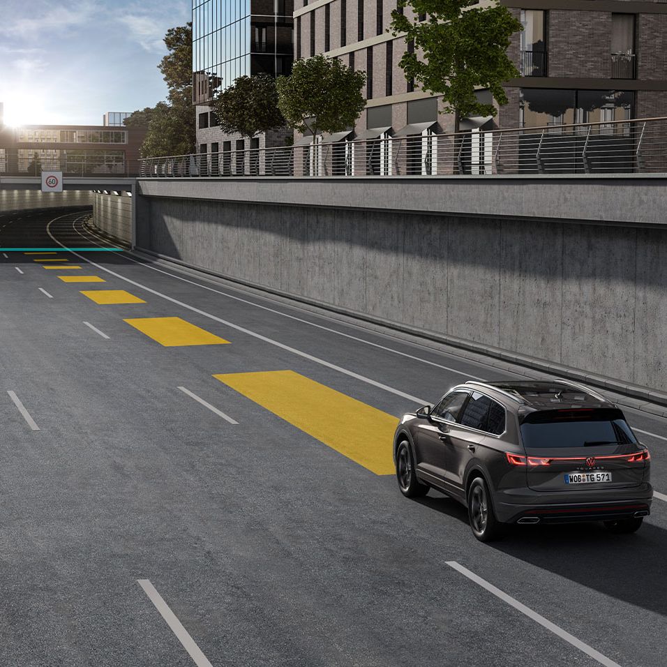 O VW Touareg desloca-se no trânsito, utilizando o controlo automático da distância ACC.