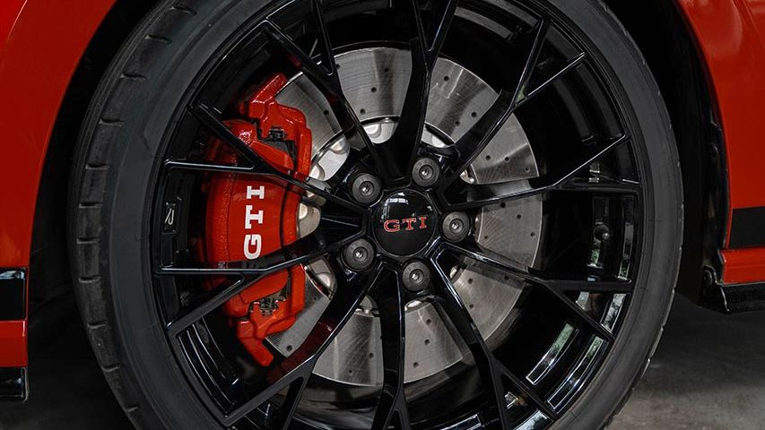 Jante num VW Golf GTI EDITION 50 vermelho. 
