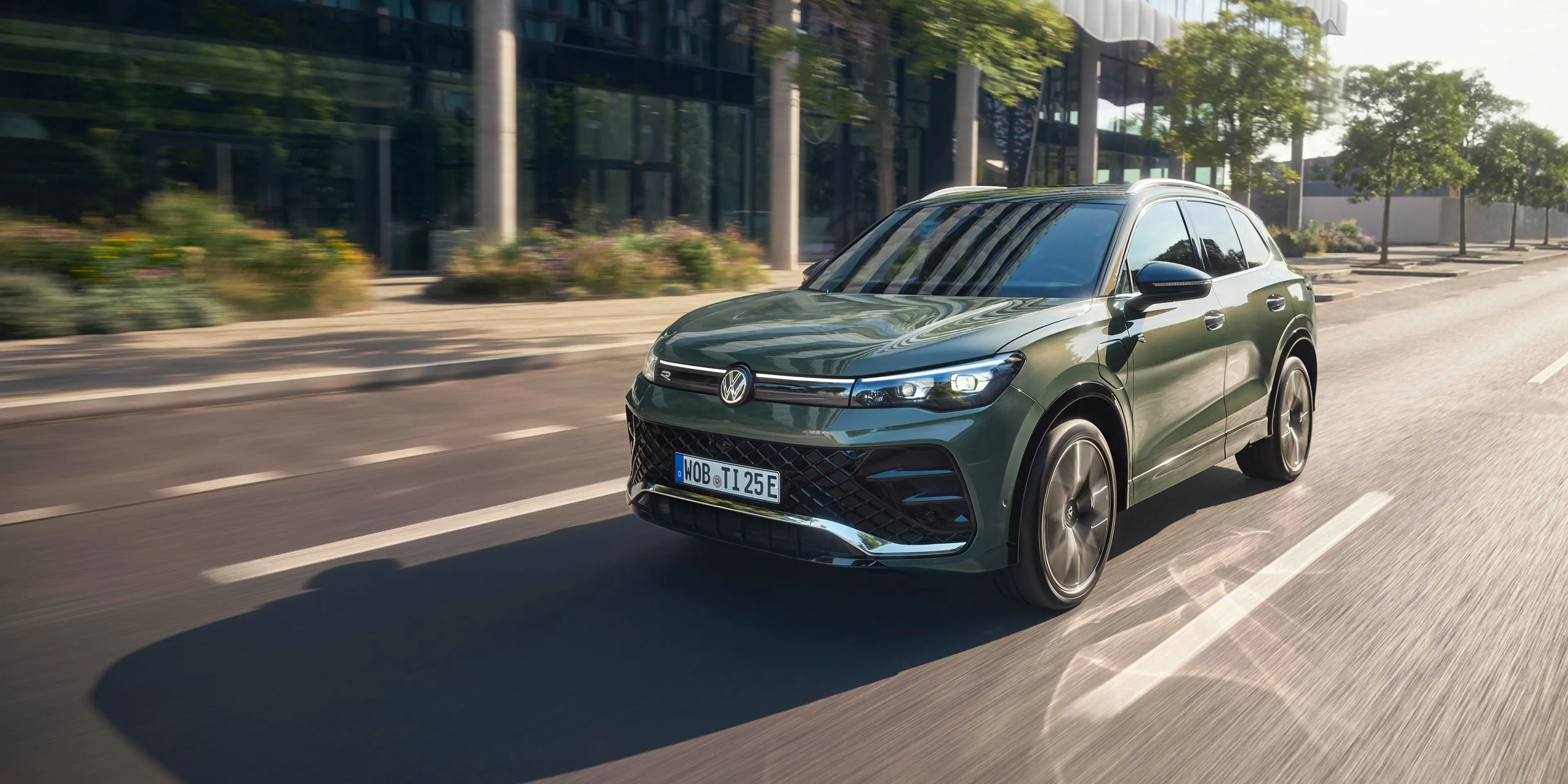 Volkswagen Tiguan PHEV, na cor Verde Cipressino