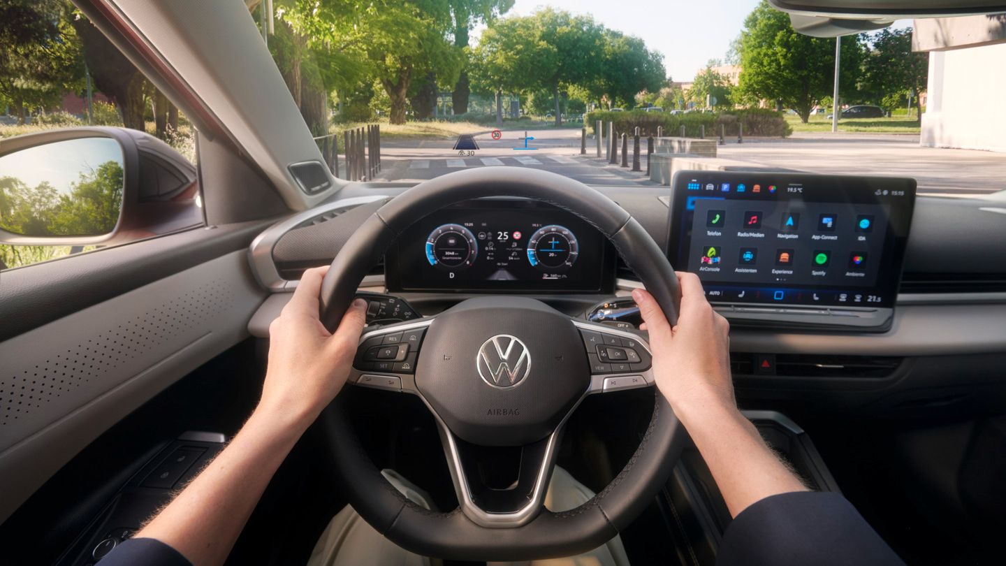 Vista do Head-up Display (HUD) no VW T-Roc Style.