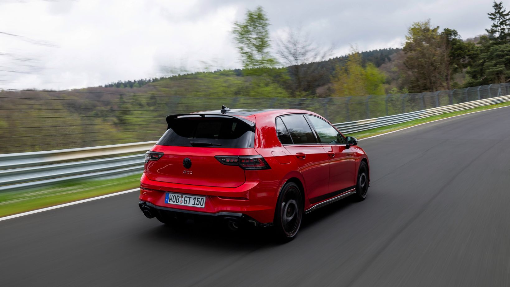 Volkswagen Golf GTI EDITION 50 em vermelho, vista traseira