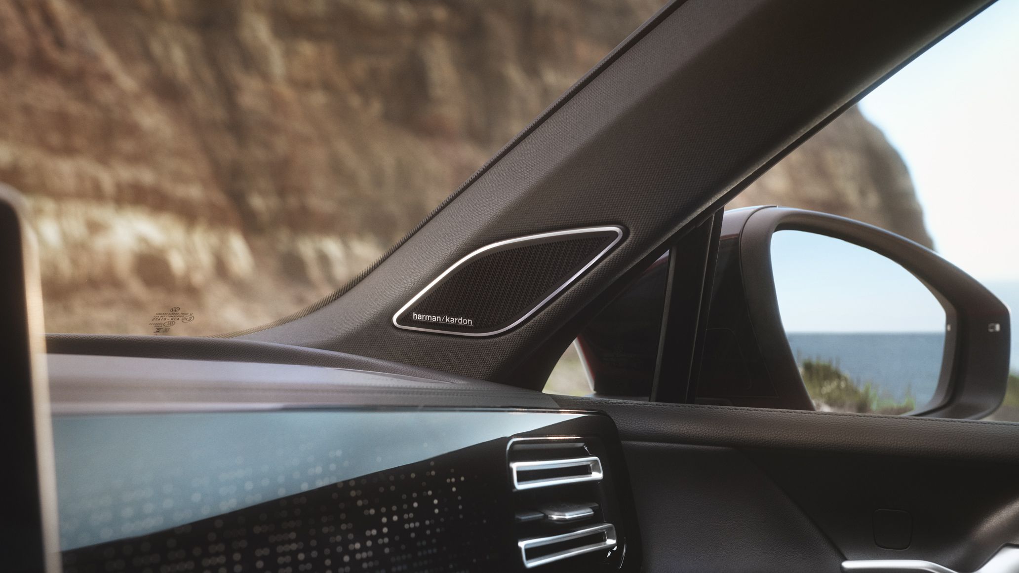 Em foco no interior do VW Tiguan: altifalante Harman Kardon no lado do passageiro