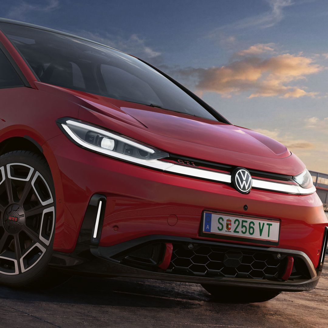 [AI-modified] – Imagem detalhada da parte dianteira de um VW ID.3 GTI vermelho estacionado com os faróis ligados e o logótipo iluminado.