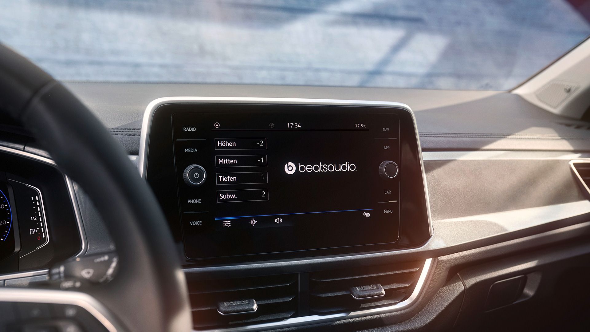 Interior do VW T-Roc, vista de pormenor do sistema Infotainment Discover Media