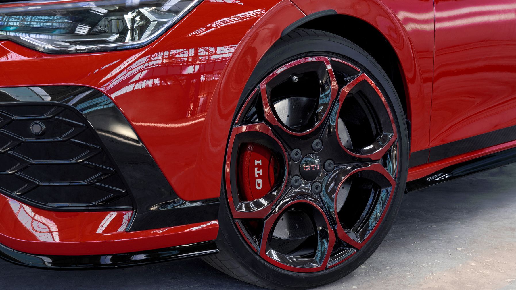 Volkswagen Golf GTI EDITION 50 em vermelho, detalhe da jante