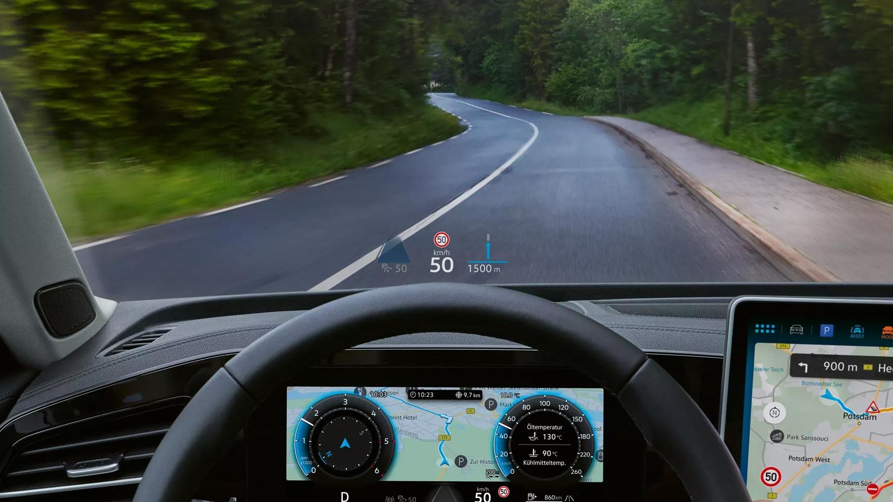 Vista interior do VW Passat focada no lado do condutor com um grande ecrã a cores e o head-up display. 