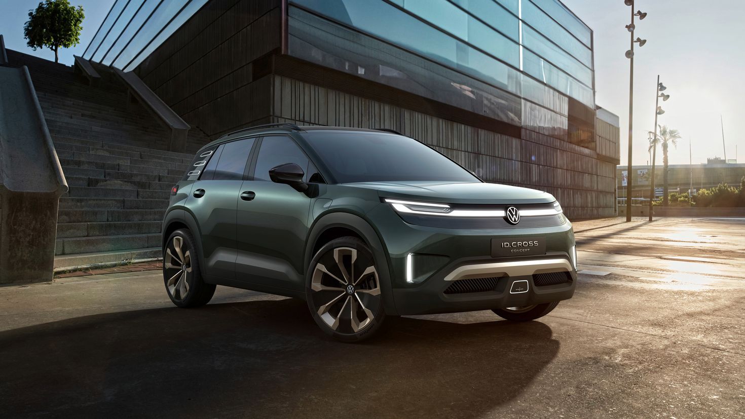 Um VW ID. CROSS Concept verde num parque de estacionamento ao pôr do sol.