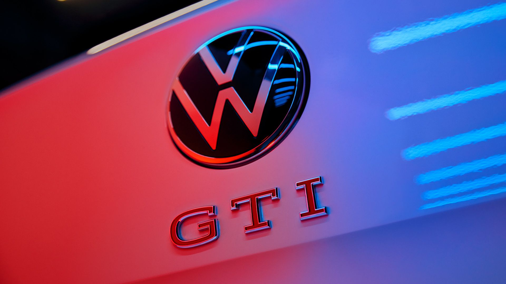 Pormenor do logótipo VW e do emblema GTI com letras vermelhas na traseira do Polo GTI.
