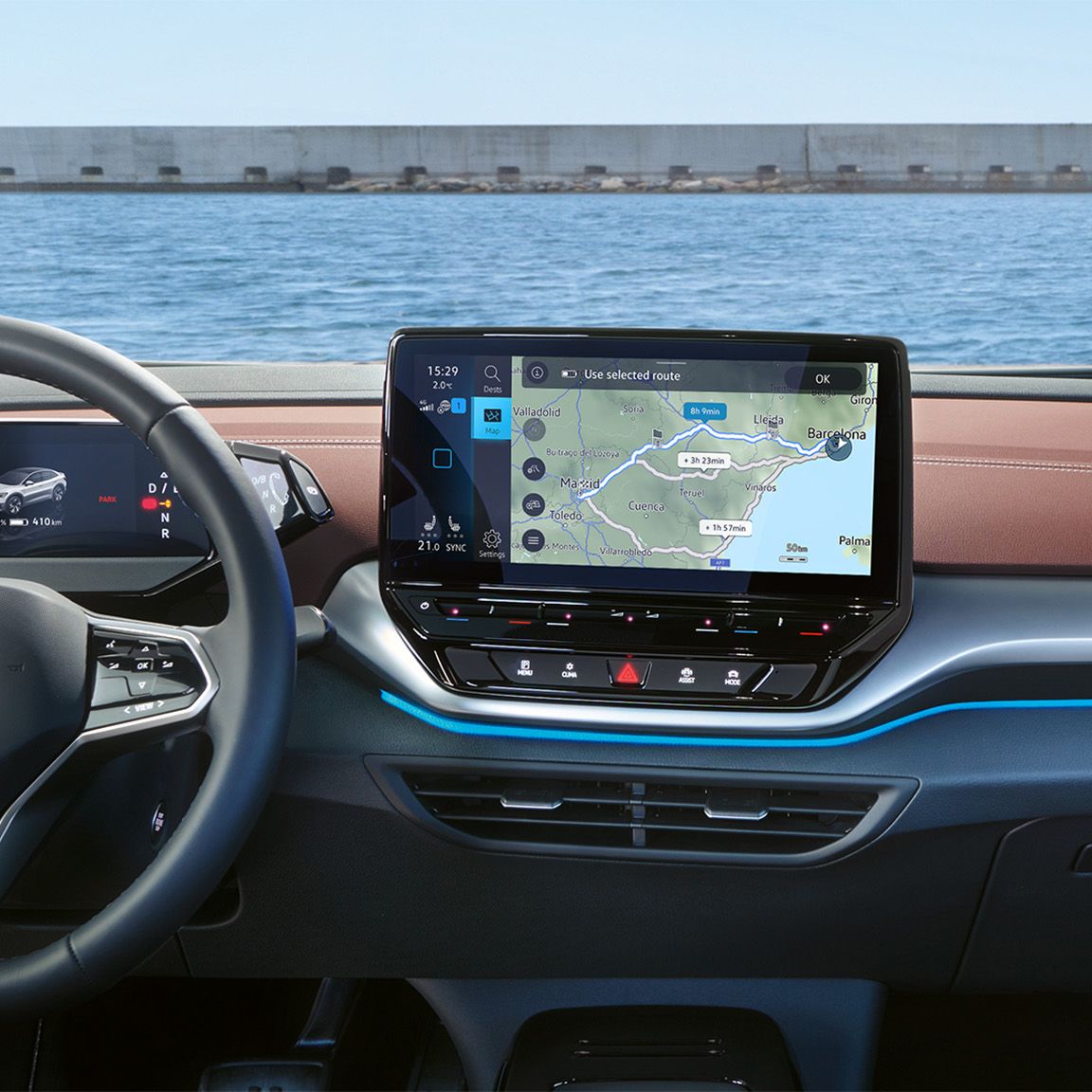 Cockpit digital do VW ID.5, vista sobre o volante e o ecrã tátil, no ecrã pode-se ver o mapa de navegação