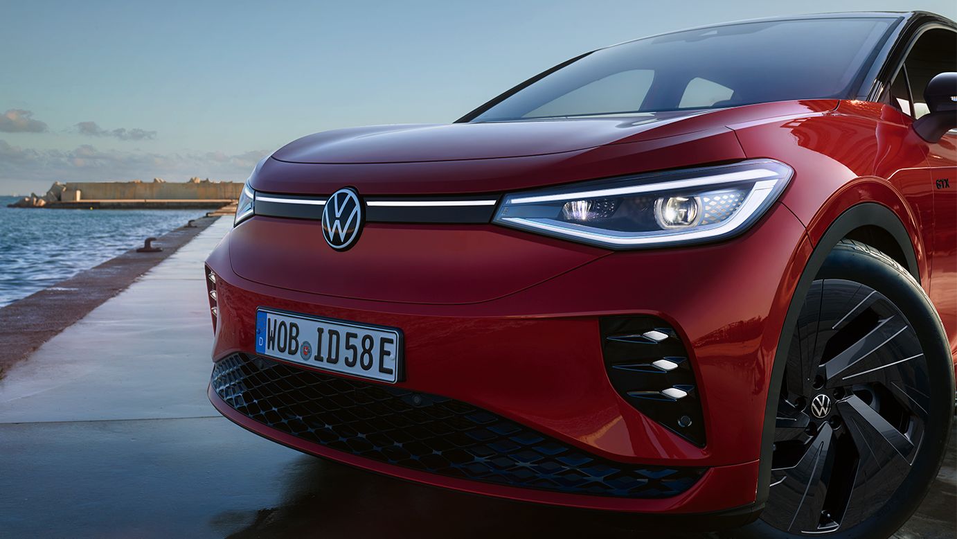 Vista dianteira detalhada de um VW ID.5 GTX vermelho