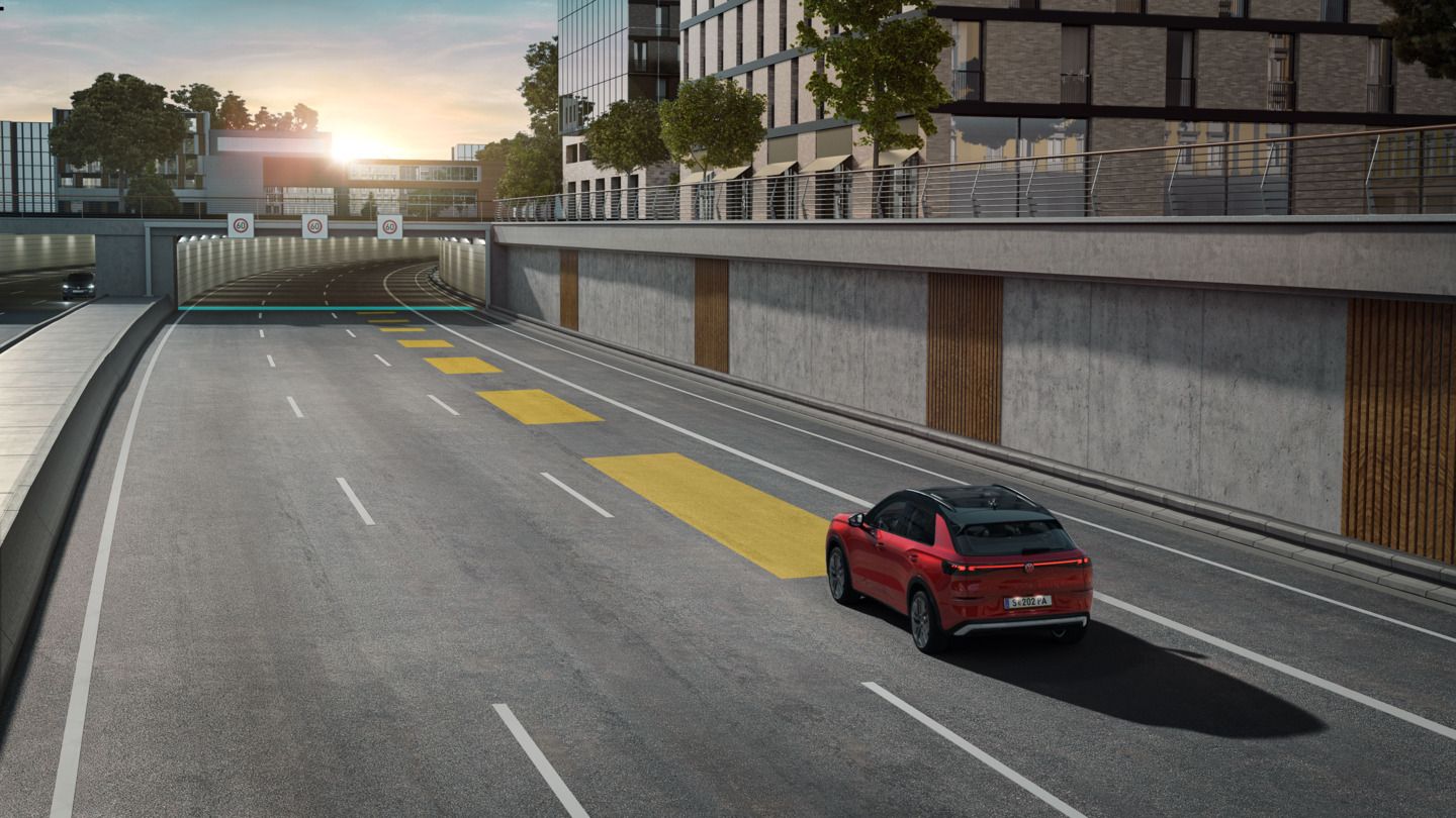 A ilustração mostra, de forma esquemática, através de um VW T-Roc, o funcionamento do Side Assist.