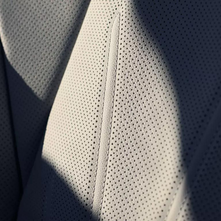 Vista detalhada das costuras e do acabamento dos bancos do pacote couro opcional "Varenna" no VW Passat.