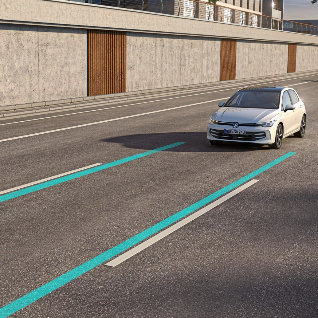 Ein weißer VW Golf nutzt den Lane Assist, um in der Spur zu bleiben.
