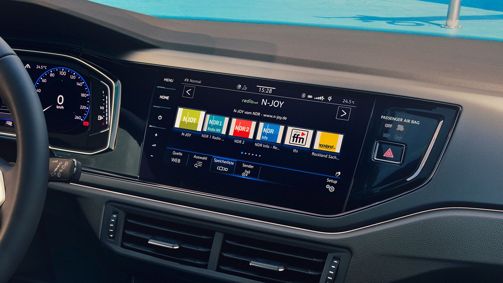 Vista de pormenor do ecrã com rádio web no interior do VW Polo. Visualiza-se uma seleção de emissoras de rádio.