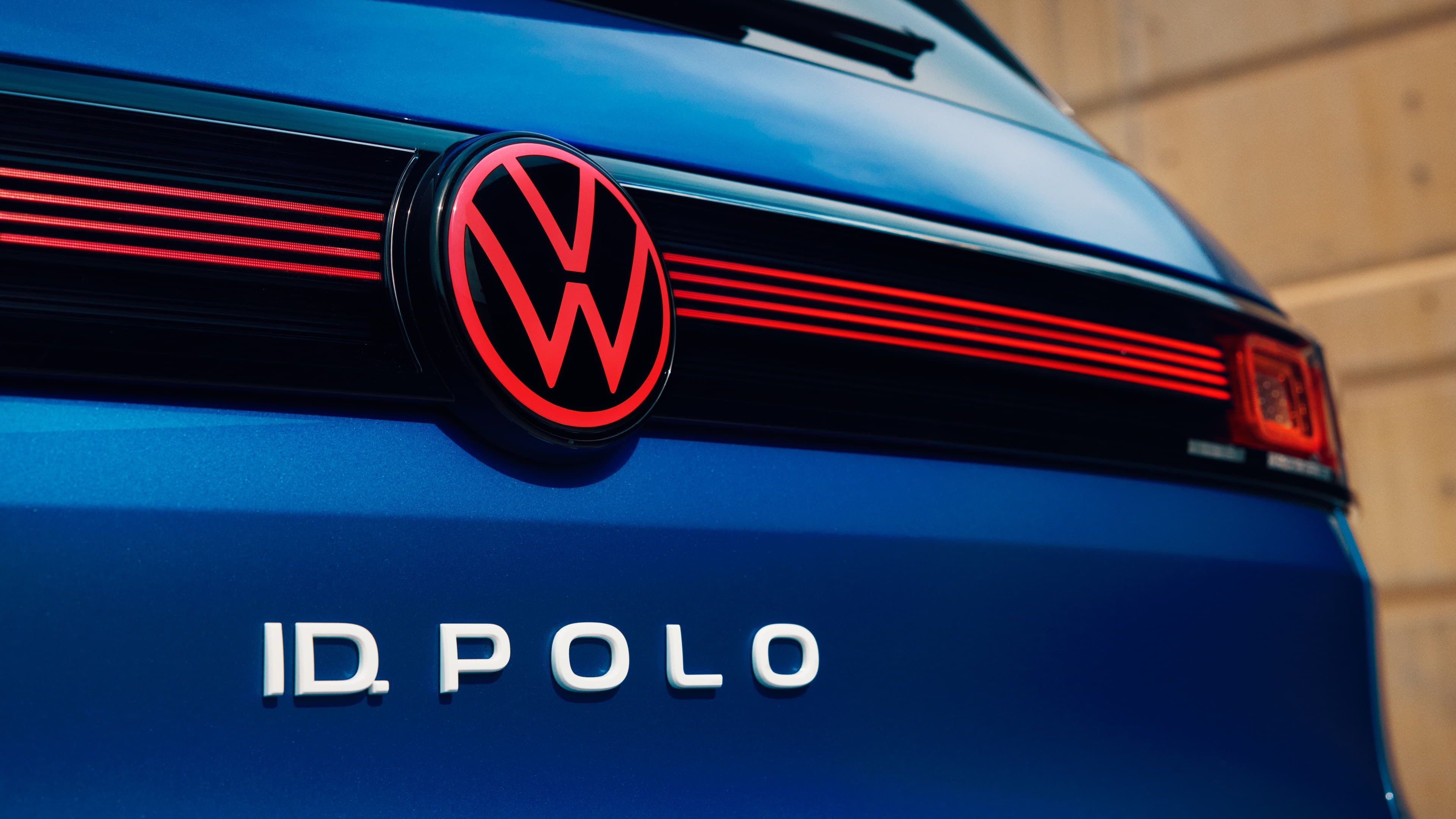 Grande plano das luzes traseiras LED e da faixa de luz LED de um VW ID. Polo.