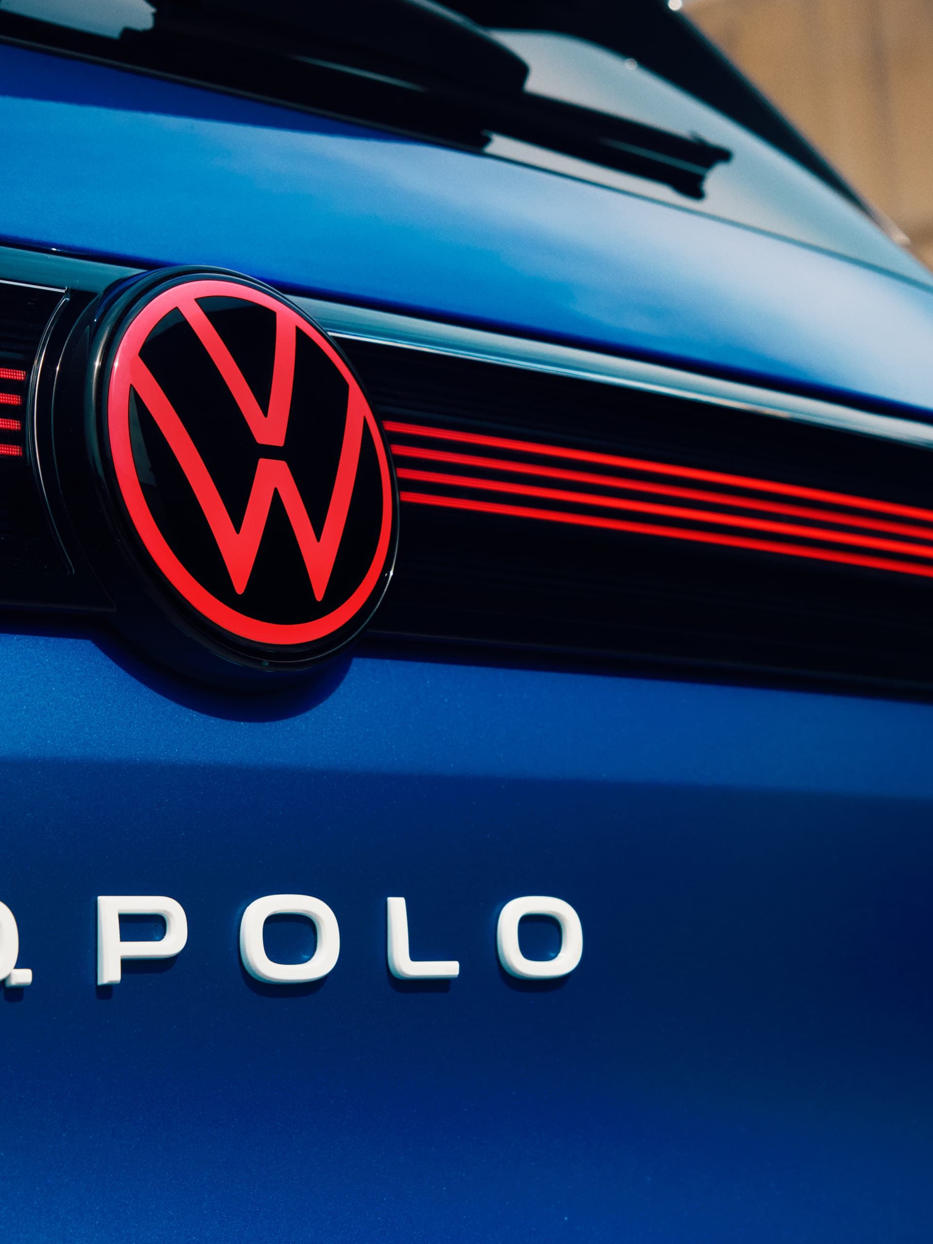 Grande plano das luzes traseiras LED e da faixa de luz LED de um VW ID. Polo.