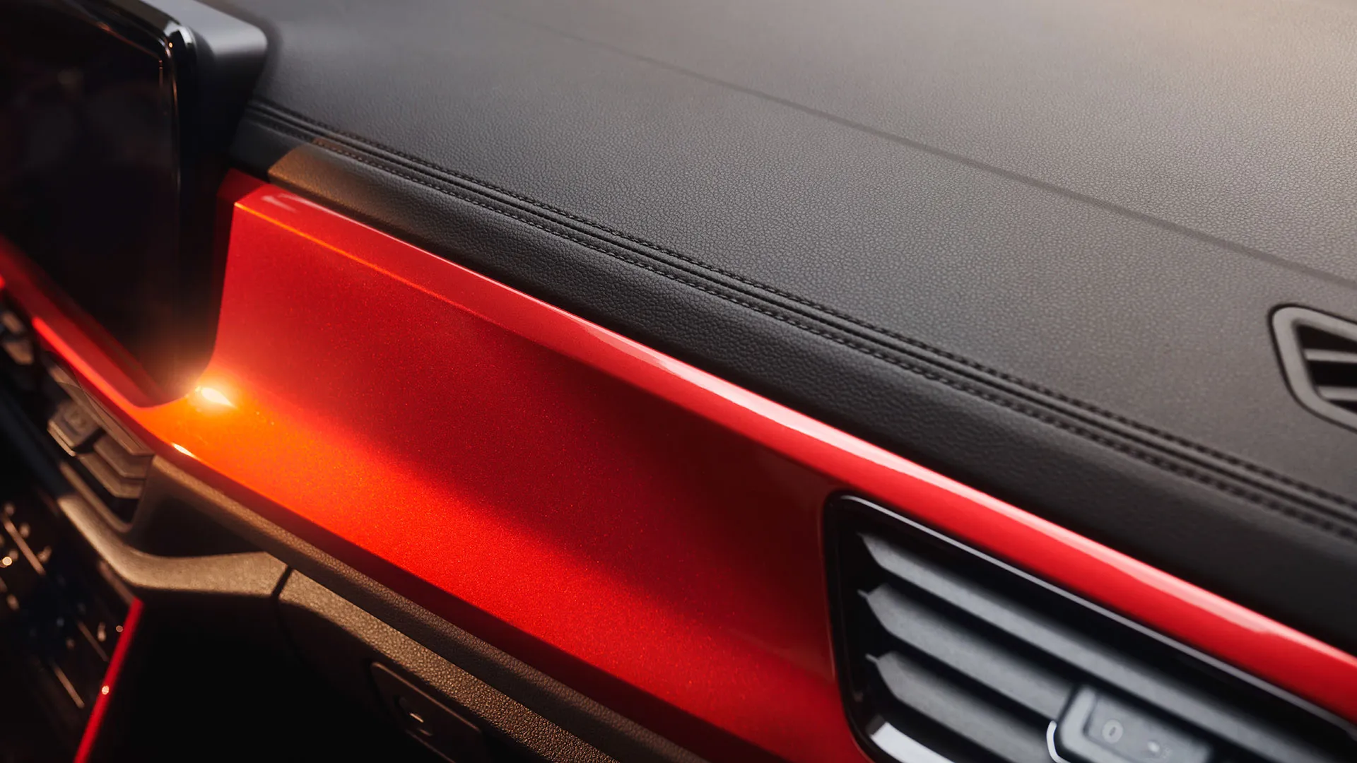 Interior do T-Roc Cabrio: Vista do ecrã com a exibição do menu e o volante multifunções. Uma mulher está de pé, à frente do Cabrio. 