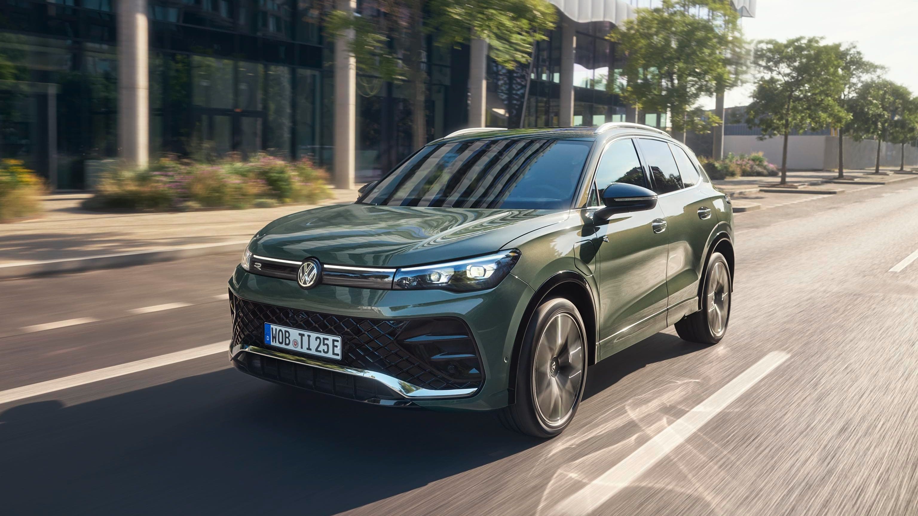 Volkswagen Tiguan PHEV, na cor Verde Cipressino