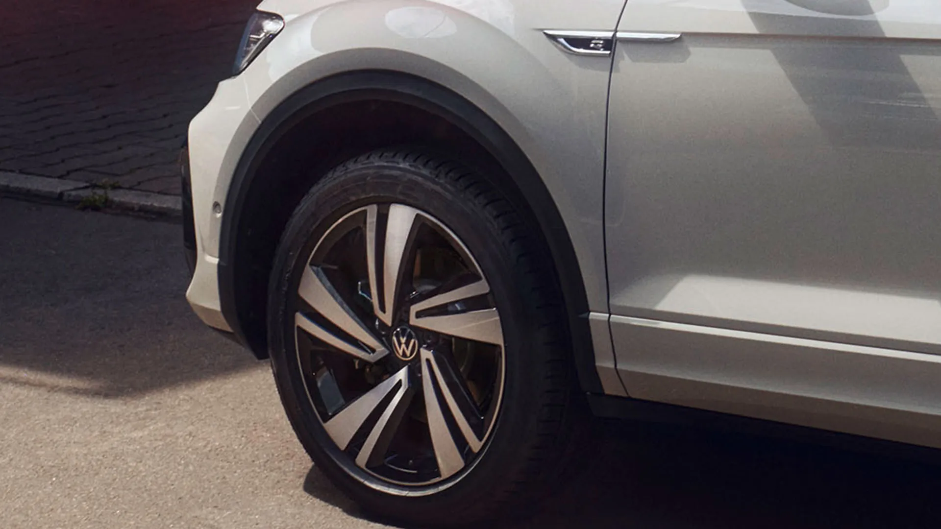VW T-Roc em branco, vista de pormenor da jante Misano em preto/acabamento polido
