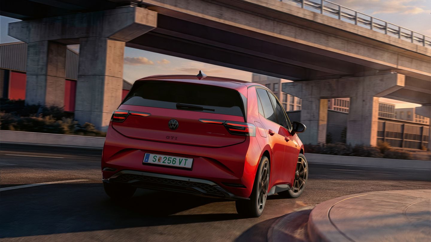 [AI-modified] – Vista traseira de um VW ID.3 GTI vermelho com os farolins traseiros ligados.