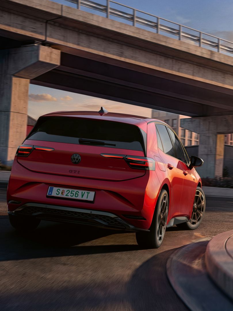 [AI-modified] – Vista traseira de um VW ID.3 GTI vermelho com os farolins traseiros ligados.