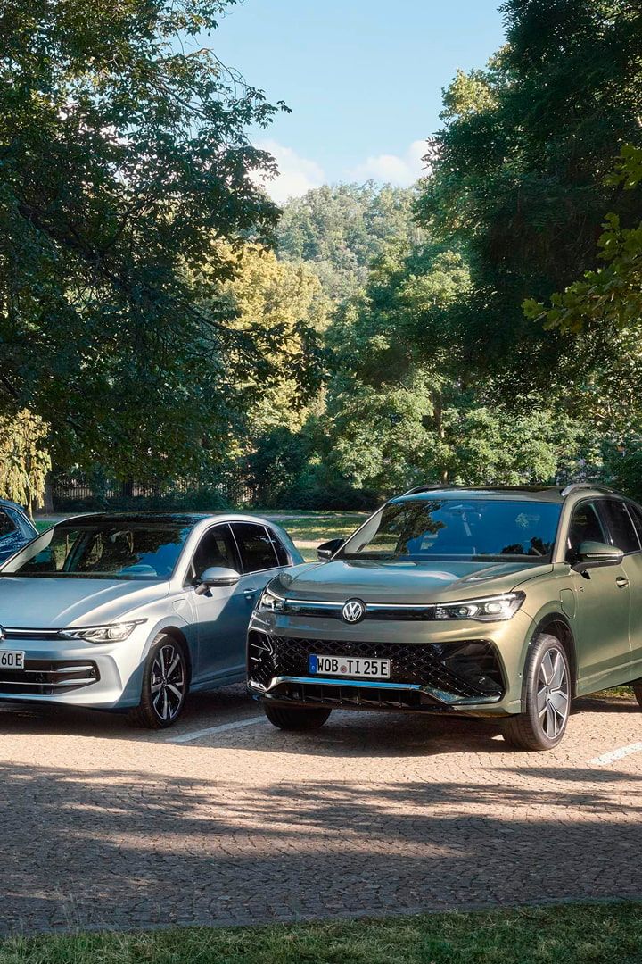 Quatro veículos Volkswagen PHEV