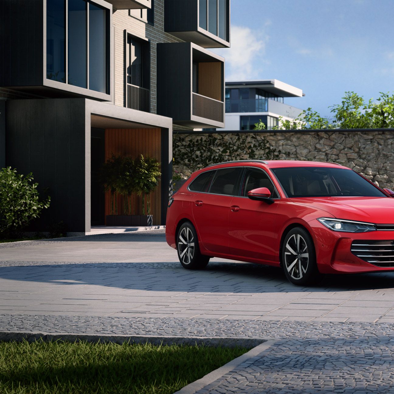 Um Passat vermelho encontra-se no pátio interior de um complexo residencial moderno, em perspetiva lateral e com a frente virada para o observador.