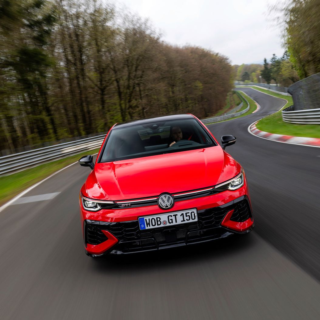 Volkswagen Golf GTI 50 em movimento vista frontal