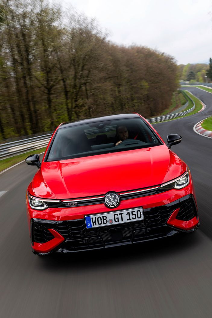 Volkswagen Golf GTI 50 em movimento vista frontal
