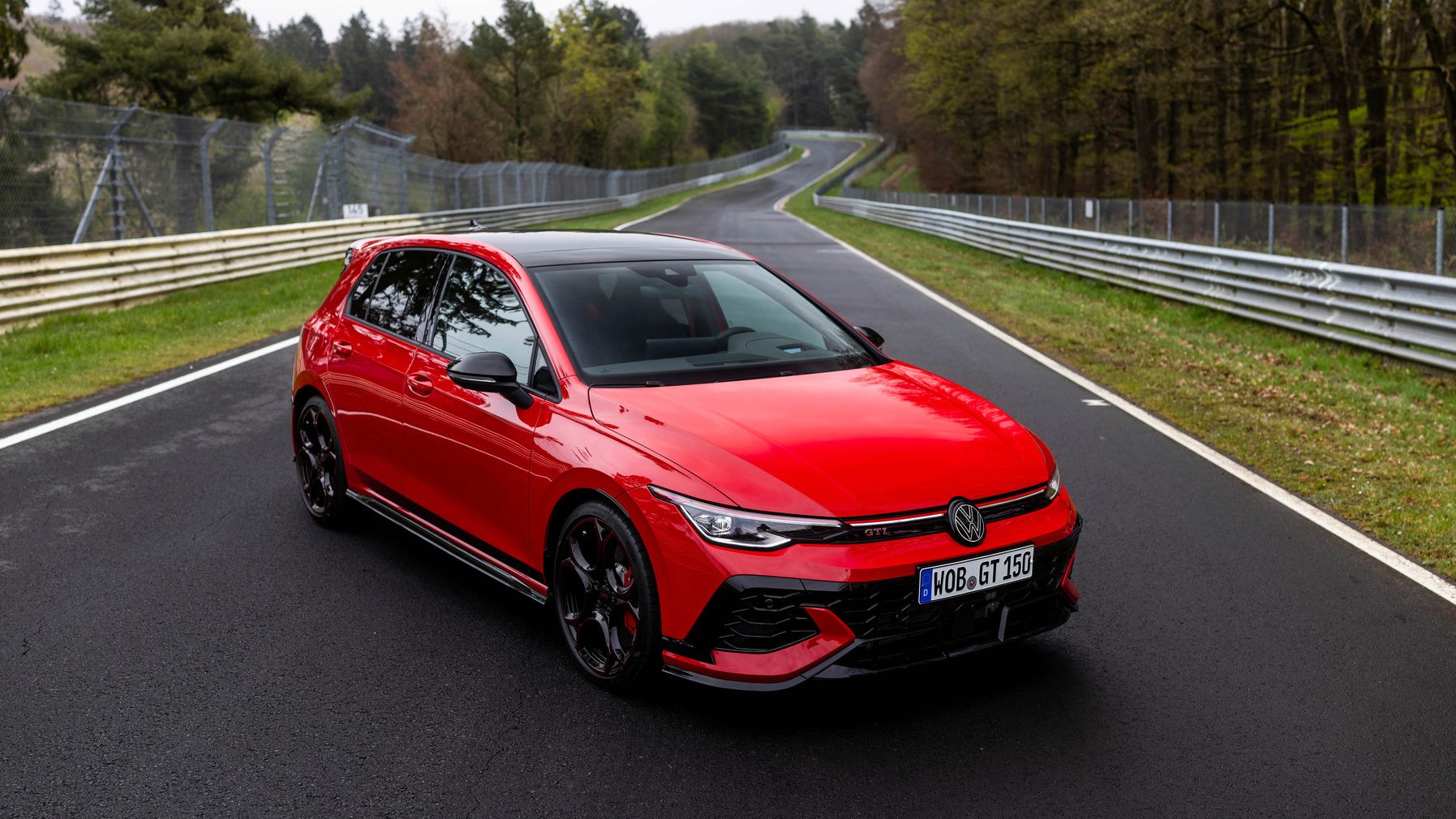Volkswagen Golf GTI EDITION 50 em vermelho, vista de perfil
