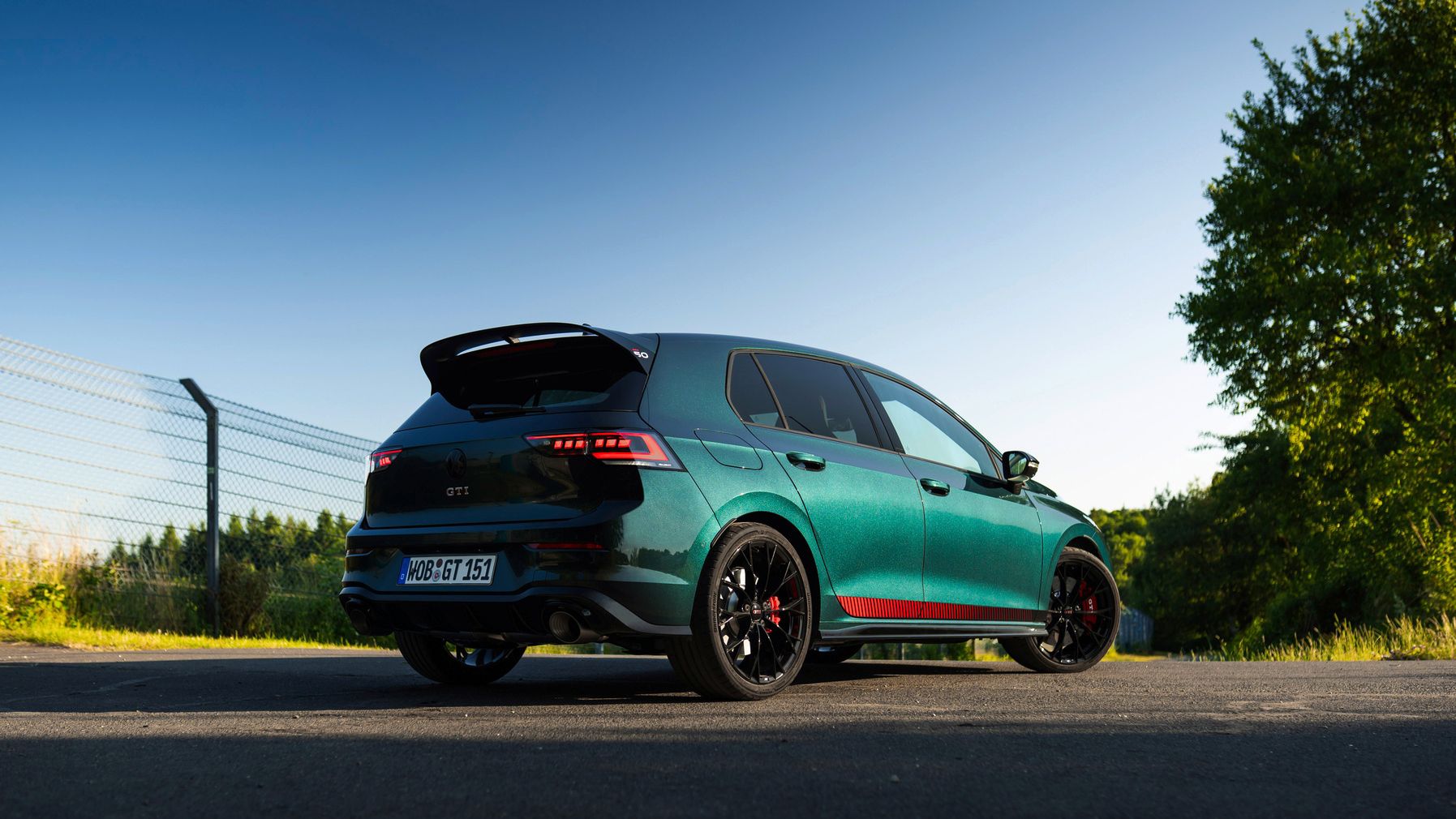 Volkswagen Golf GTI EDITION 50 na cor exclusiva "Dark Moss Green Metallic"