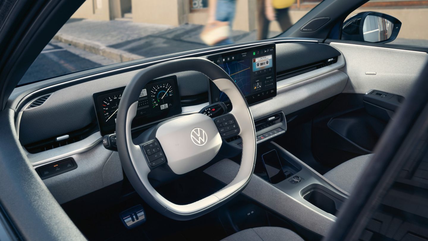 Blick durch die offene Fahrertür auf das Cockpit des VW ID. Polo Style, der am Straßenrand parkt.