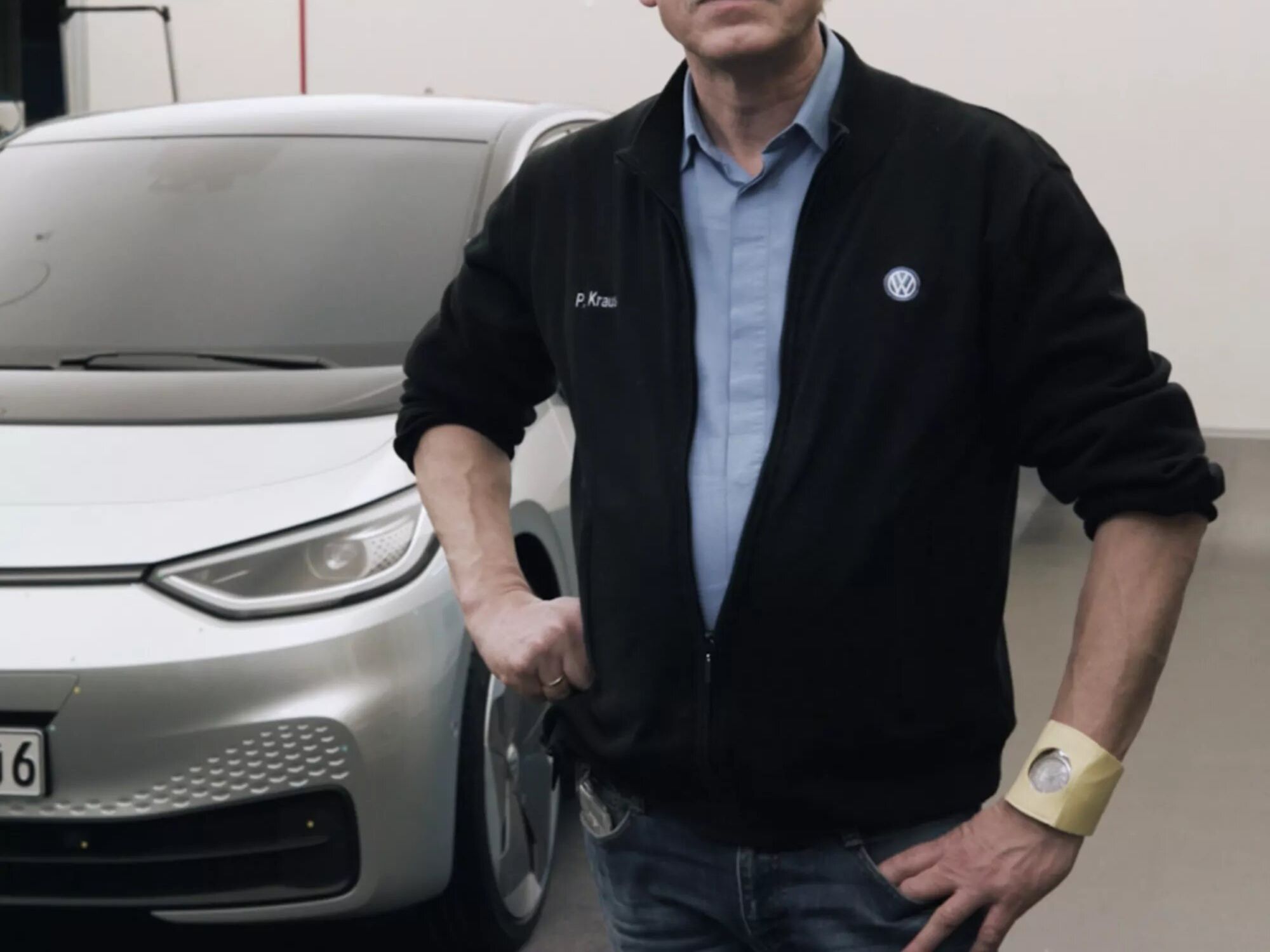 Peter Krause vor einem Auto.