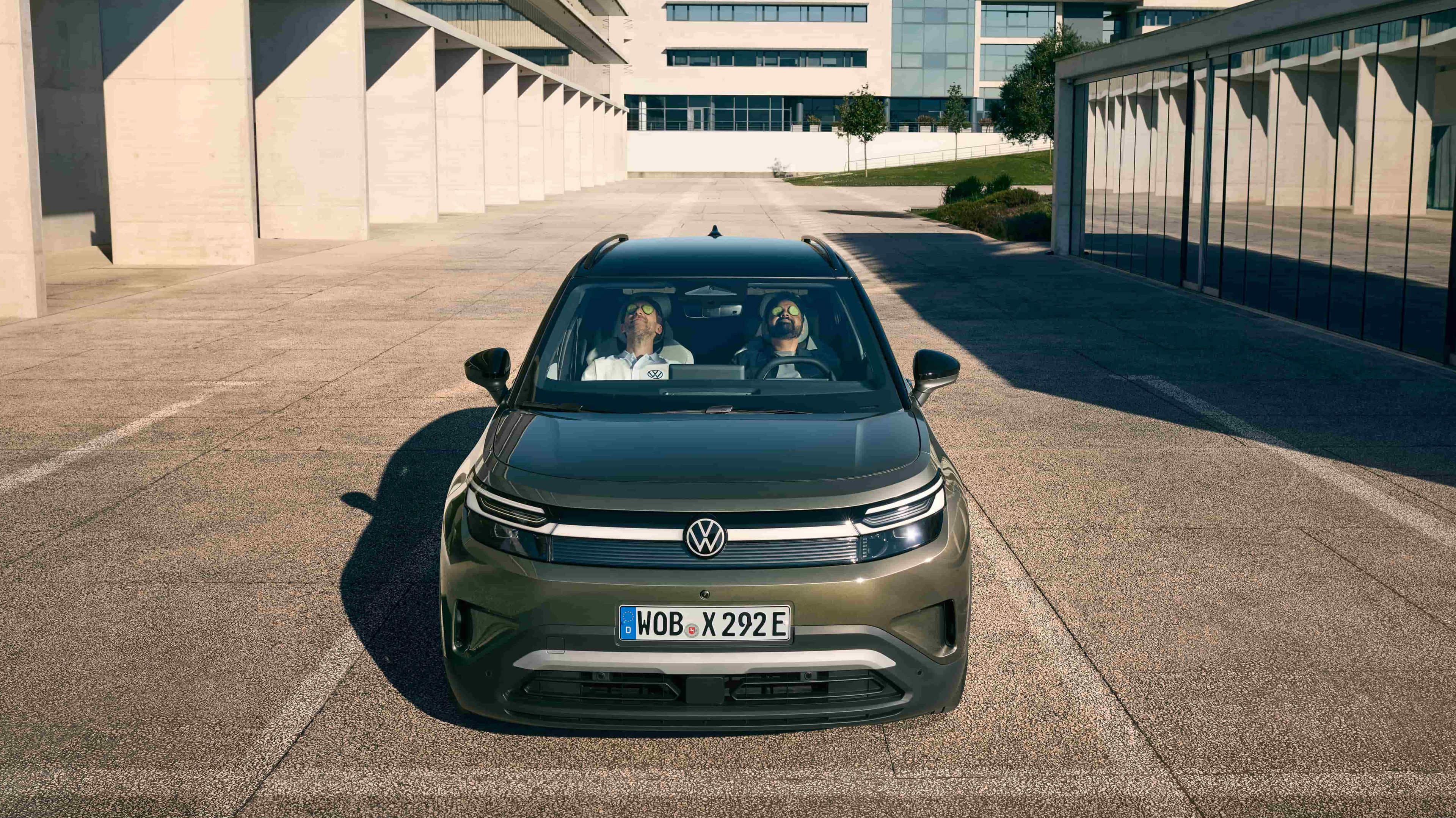 Volkswagen ID. Cross visto de frente, com dois homens no seu interior a descansar com dois pepinos nos olhos.