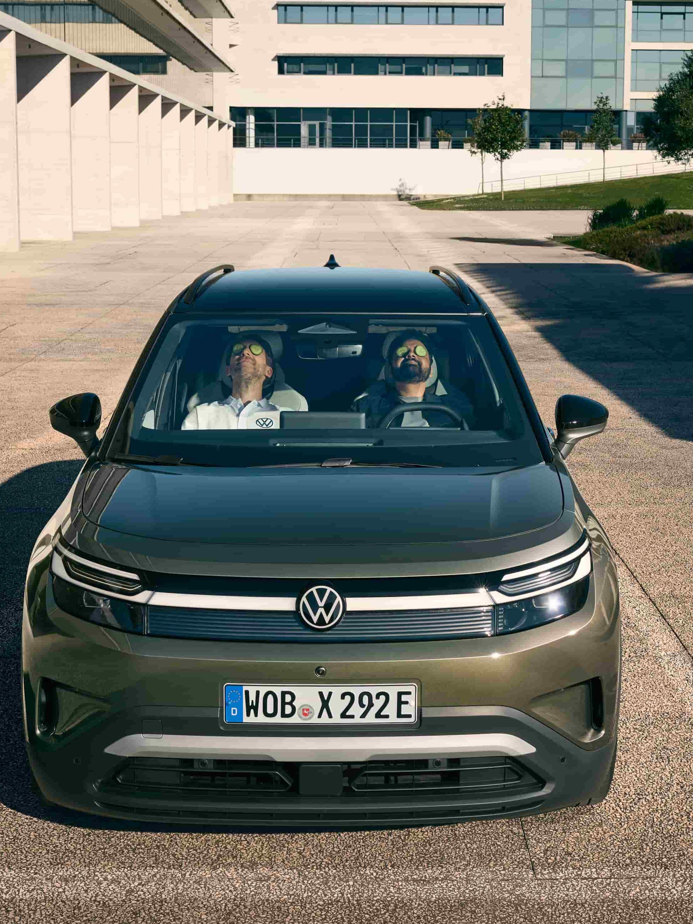 Volkswagen ID. Cross visto de frente, com dois homens no seu interior a descansar com dois pepinos nos olhos.