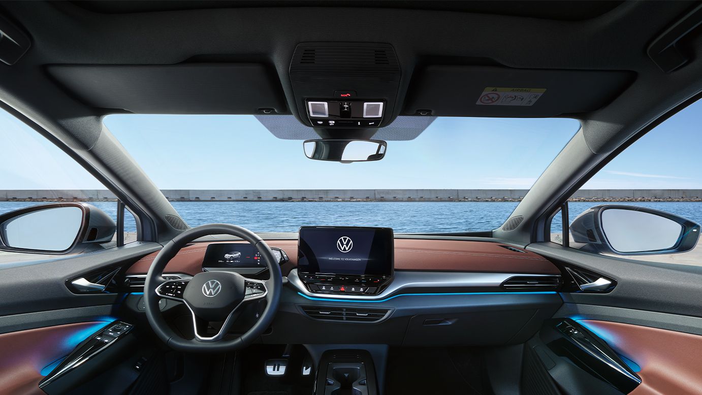 Vista interior de um VW ID.5, vista de trás para os bancos da frente, volante e painel de instrumentos