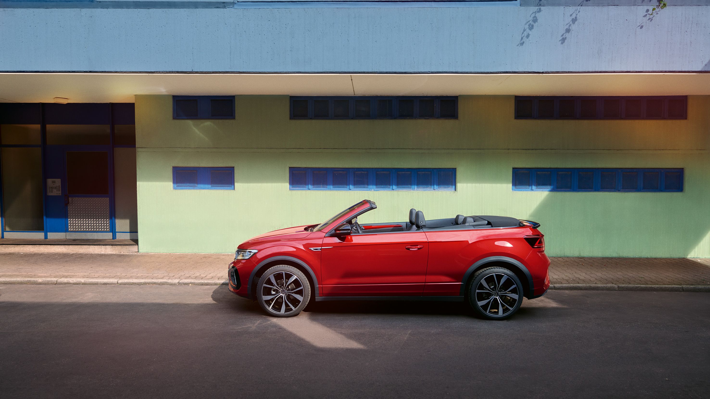 Seitenansicht des VW T-Roc Cabriolets in rot