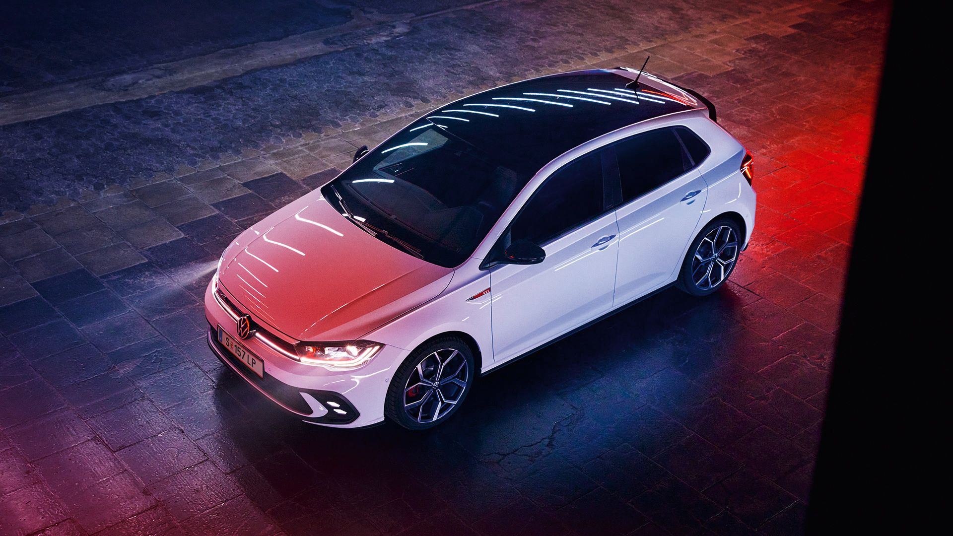 Vista aérea de um VW Polo GTI branco com tejadilho branco.