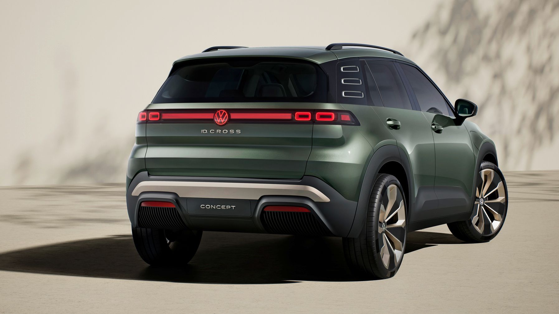 Vista traseira oblíqua de um VW ID. CROSS Concept verde.