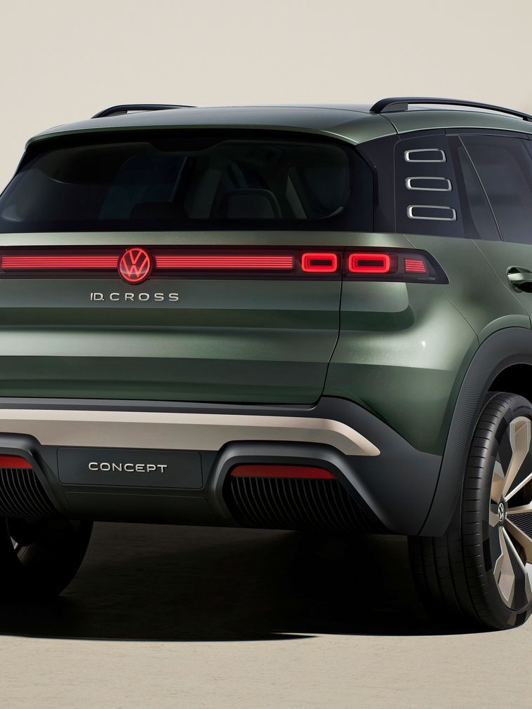Vista traseira oblíqua de um VW ID. CROSS Concept verde.