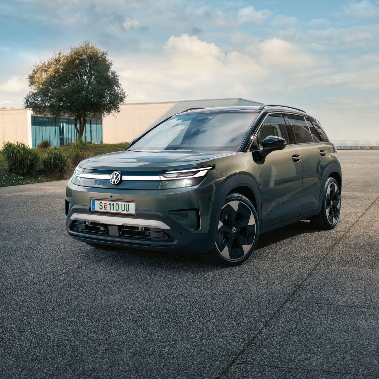 Volkswagen ID. Cross verde estacionado em uma área pavimentada ao ar livre. 