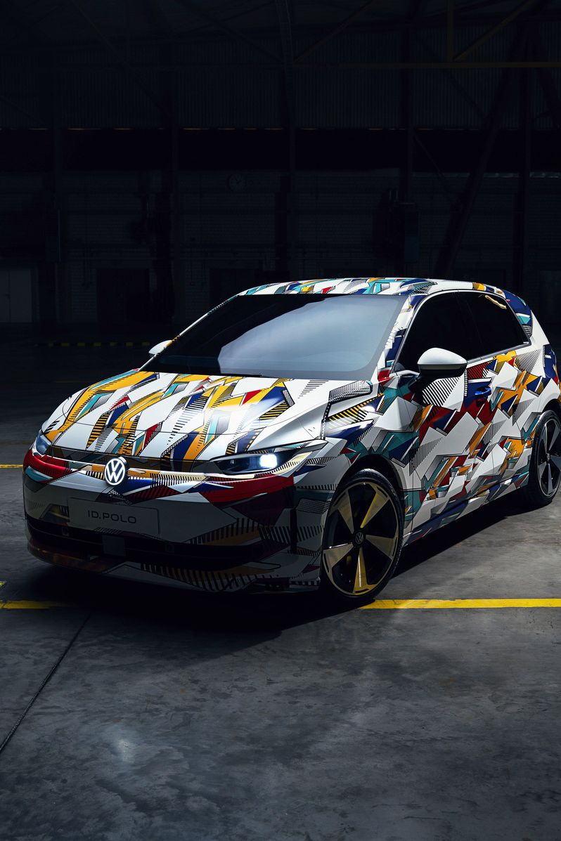Vista lateral de um VW ID. Polo contra um fundo escuro.