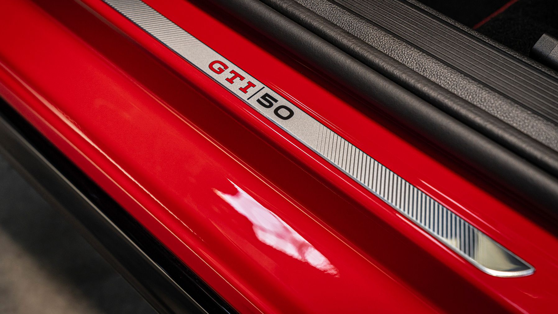 Embaladeiras prateadas num VW Golf GTI EDITION 50 vermelho.