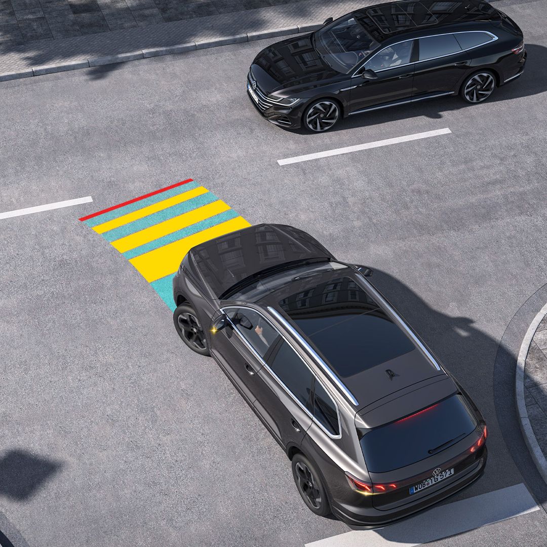 O Tiguan entra num cruzamento e o assistente de cruzamentos ajuda-o a virar.