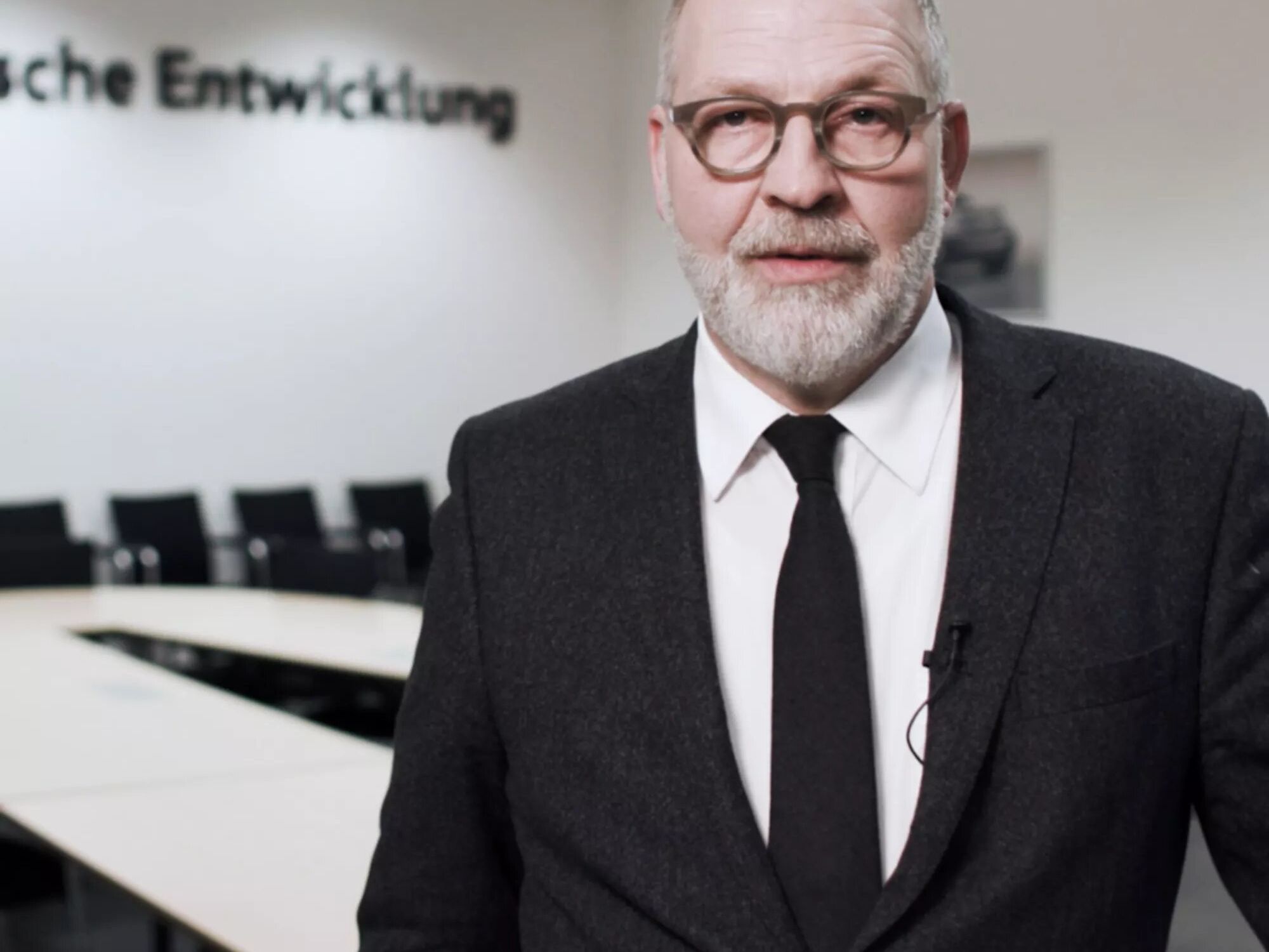 Stefan Langewellpott a falar numa sala de conferências.