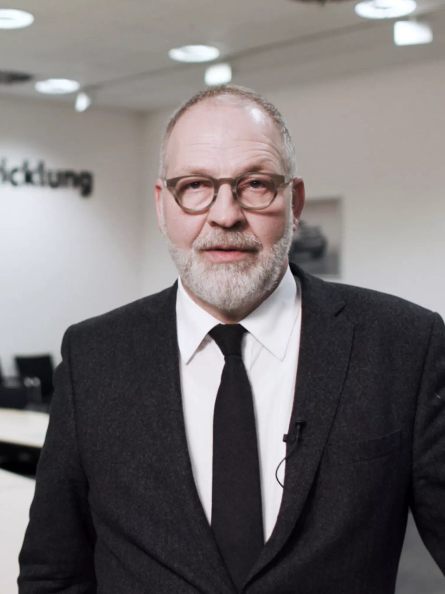 Stefan Langewellpott a falar numa sala de conferências.