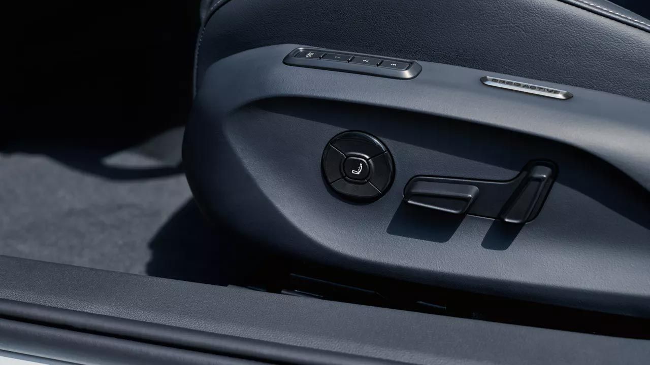 Grande plano dos botões de controlo da função de massagem opcional no VW Passat.