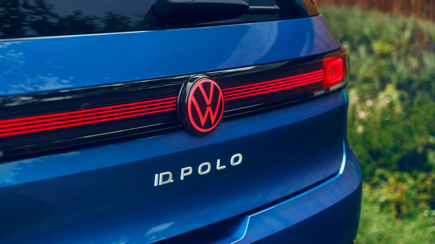 Luzes traseiras LED com logotipo Volkswagen iluminado de um VW ID. Polo.