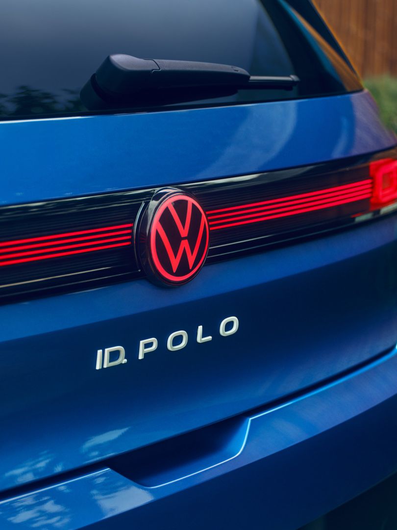 Luzes traseiras LED com logotipo Volkswagen iluminado de um VW ID. Polo.