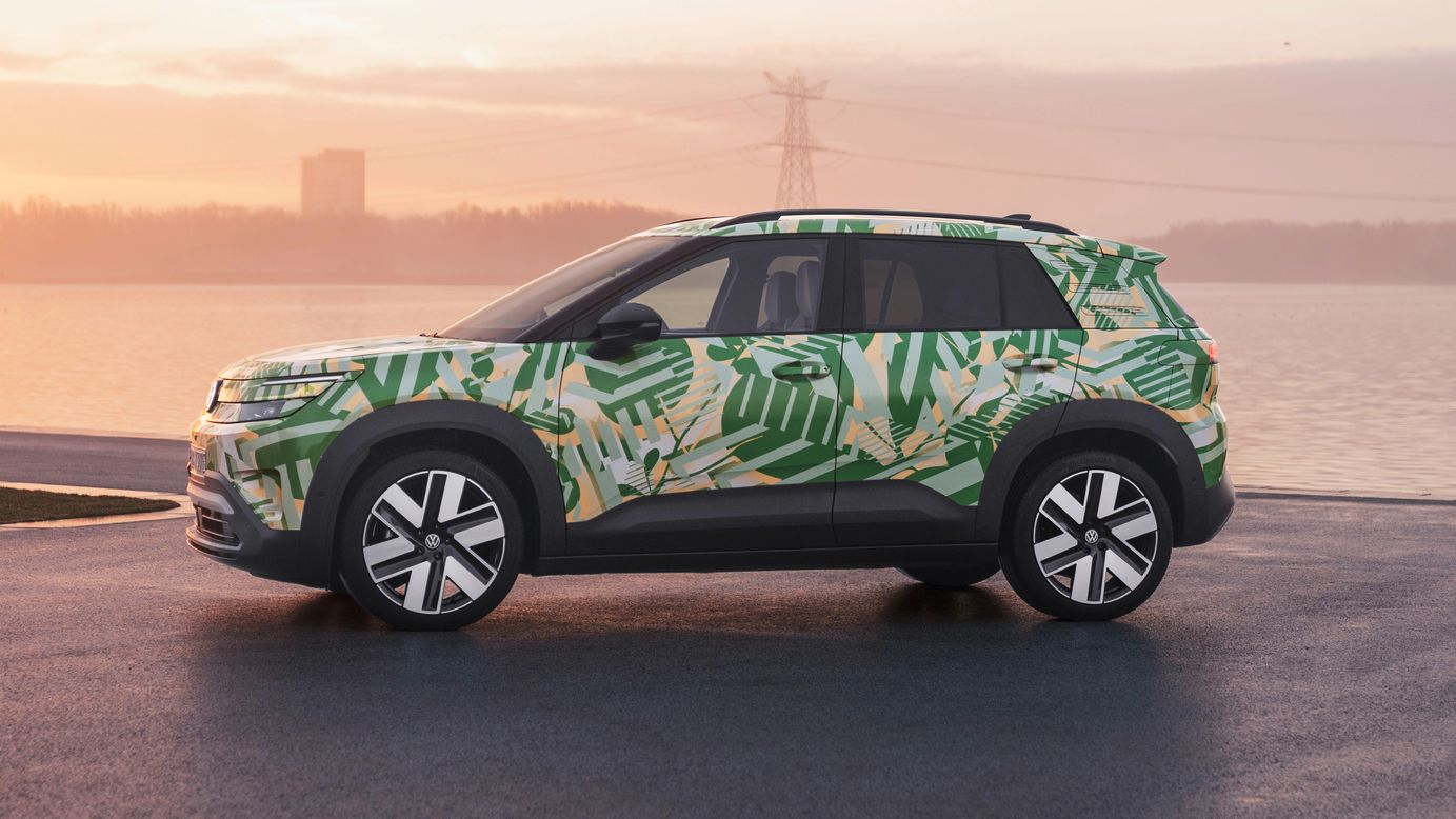 Perfil de um VW ID. Cross. No fundo, vêm-se os contornos de uma cidade.